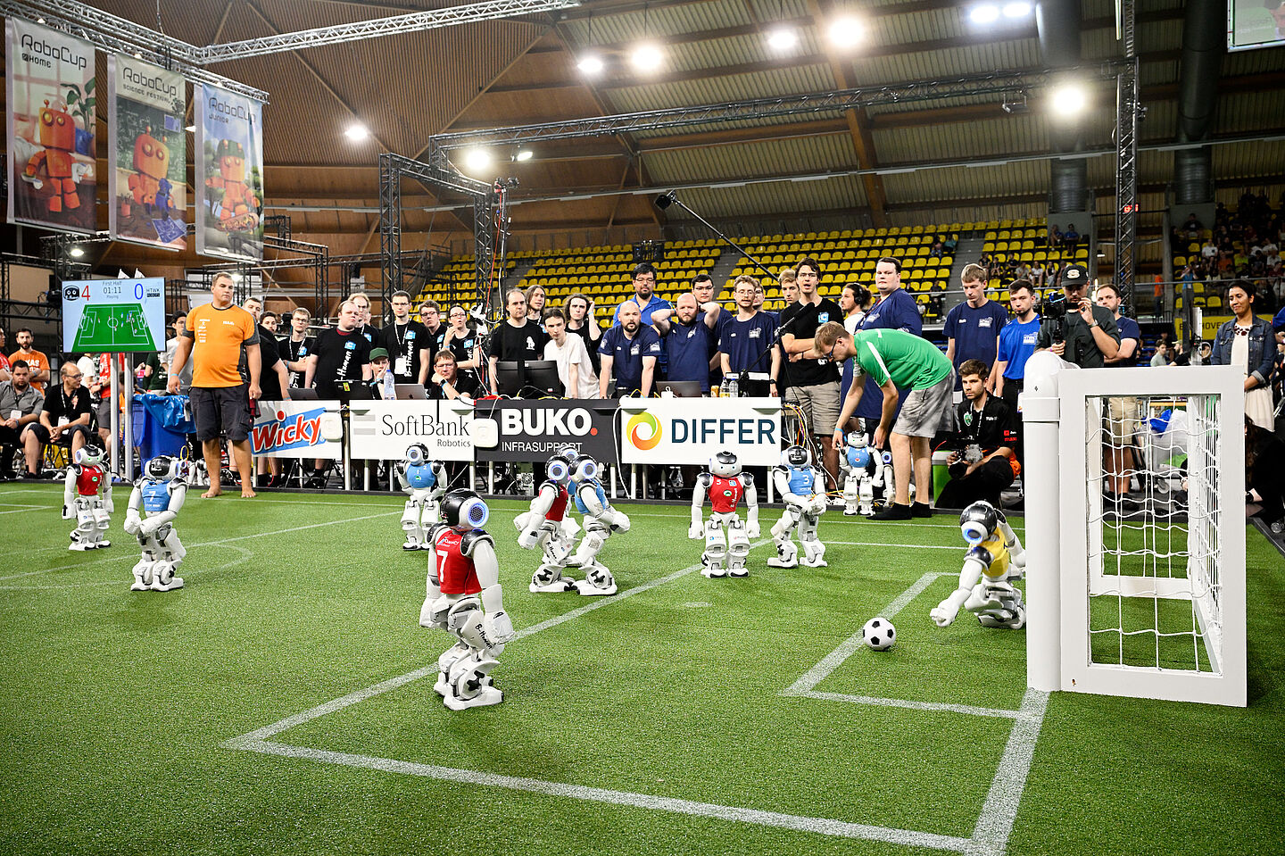 Mitten im Spiel - Kleiner Roboter bewegen sich auf dem Spielfeld