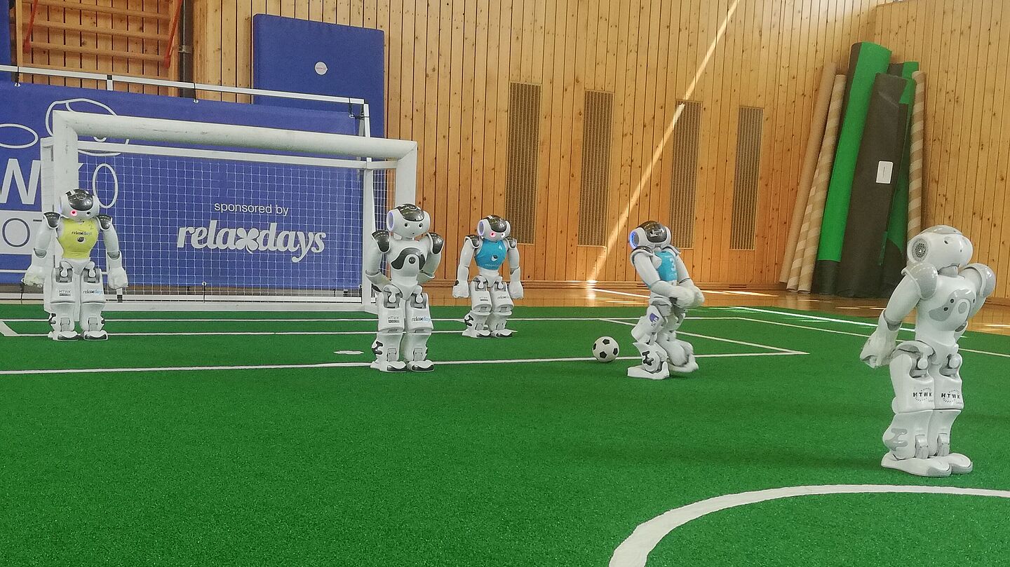 Die Roboter dieser Stunde üben bis dahin fleißig dribbeln, schießen und sich vom Boden aufrappeln. (Foto: Marie Nowicki/HTWK Leipzig)