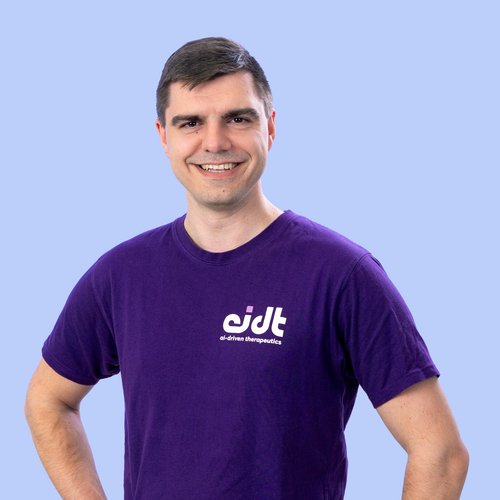 Alumnus_HTWK Leipzig_2026 Halborträt eines lächelnden Mannes im blauen T-Shirt mit Logo seiner Firma