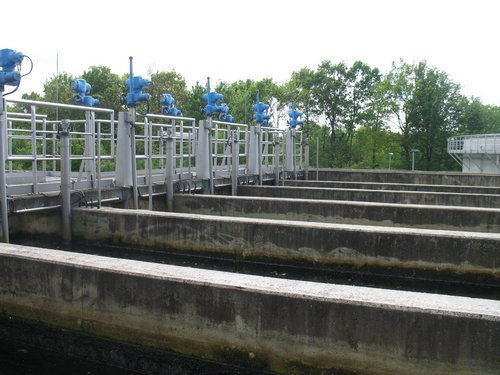 Kläranlage Blick auf mehrere in Reihe geschaltete Becken einer Kläranlage
