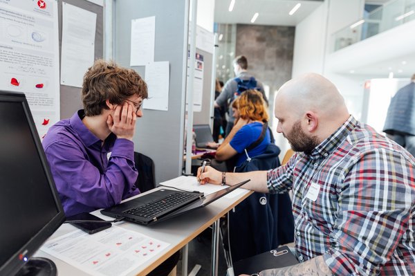 Jugend forscht 2026: Maurice Schwinger (Foto: Jugend forscht) zwei Personen arbeiten gemeinsam an einem Tisch
