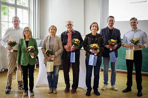Guppe von Menschen mit Blumen und Auszeichnung