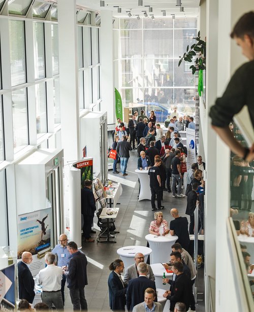 Interessierte Gäste im Foyer vom Nieper-Bau
