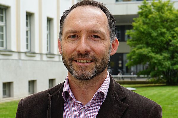 Prof. Guido Reuther. (Foto: HTWK Leipzig) Porträt: Mann vor Wiese
