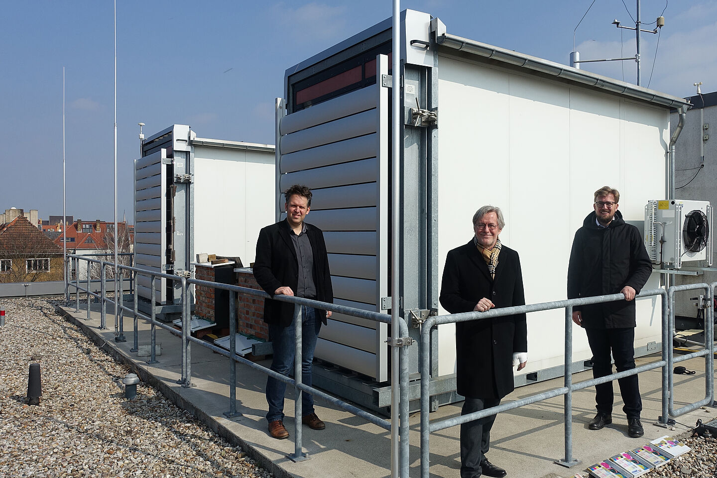 Am Projekt iClimaBuilt beteiligt: Prof. Robert Böhm, Prof. Klaus Holschemacher, Alexander Kahnt von der HTWK Leipzig. (v.l.n.r.; Foto: HTWK Leipzig)) Drei Männer vor kleinen Häusern