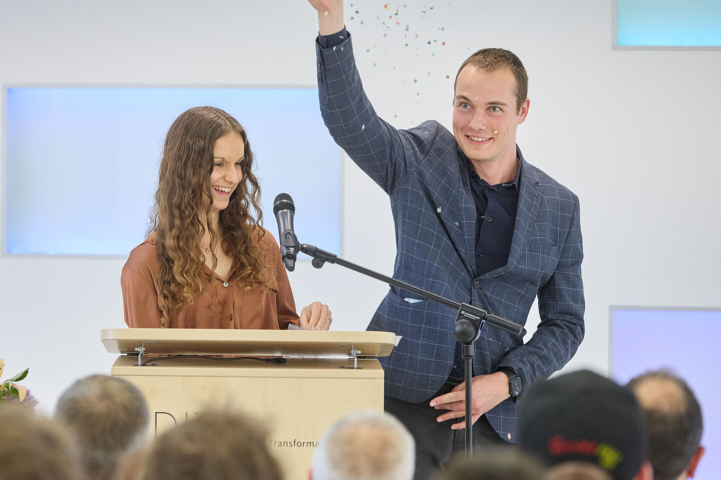 Nina Aumüller und Hagen Milatz sprechen Dankesworte am Rednerpult