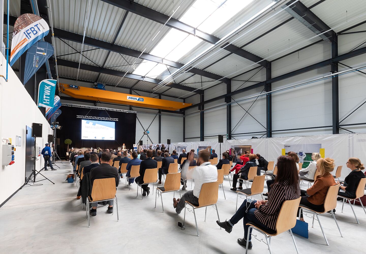 Feier zur Kooperationsunterzeichnung: Blick in die neue Halle. (Foto: Swen Reichhold) Viele Menschen in einer großen Halle