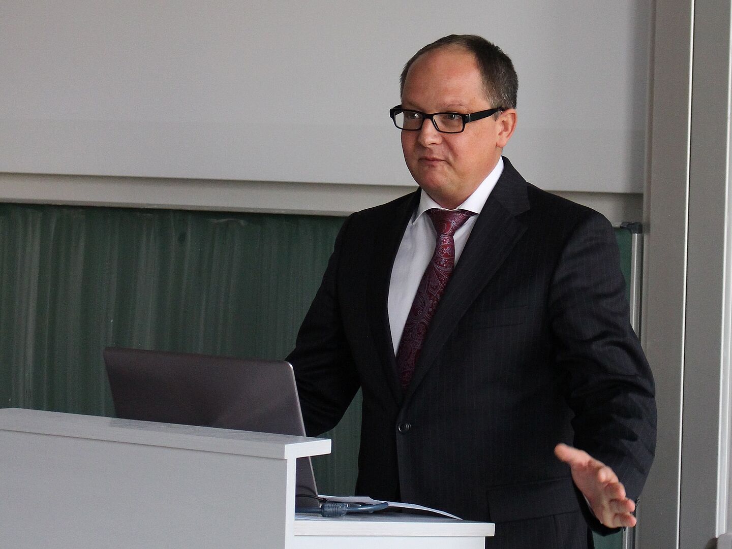 Rektor spricht am Rednerpult.