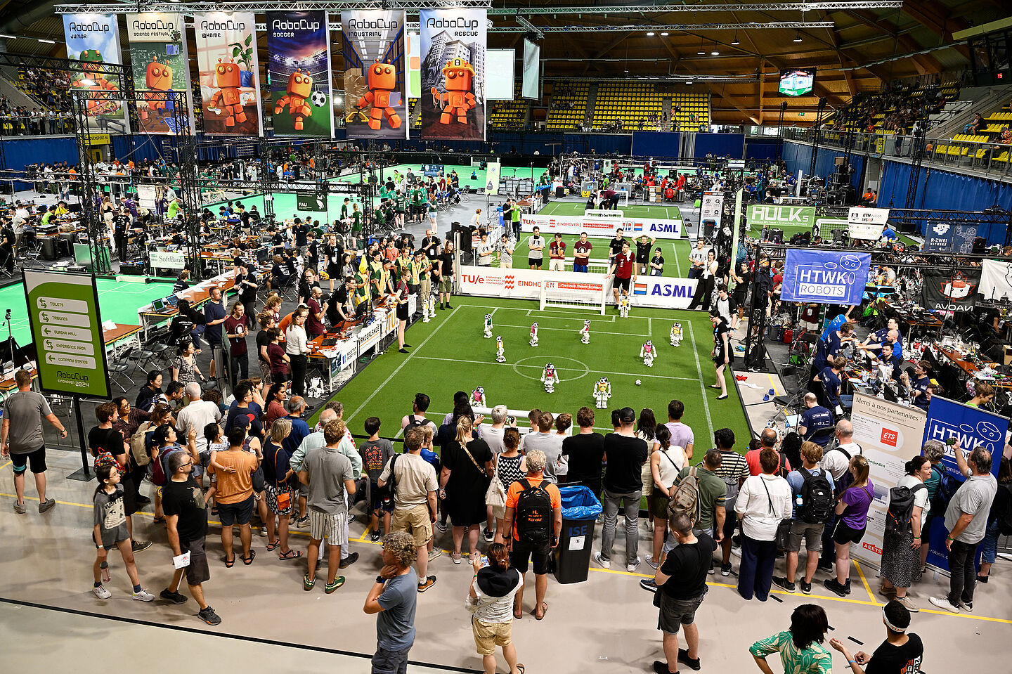 Blick von oben auf das Event - Viele Personen sind um die kleinen Fußballfelder versammelt