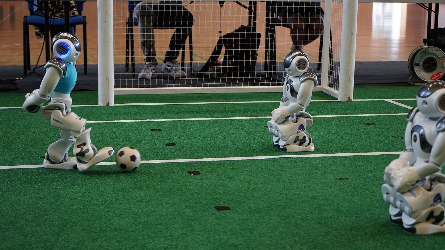 (Foto: Pressestelle/HTWK Leipzig) humanoider Roboter spielt Fußball
