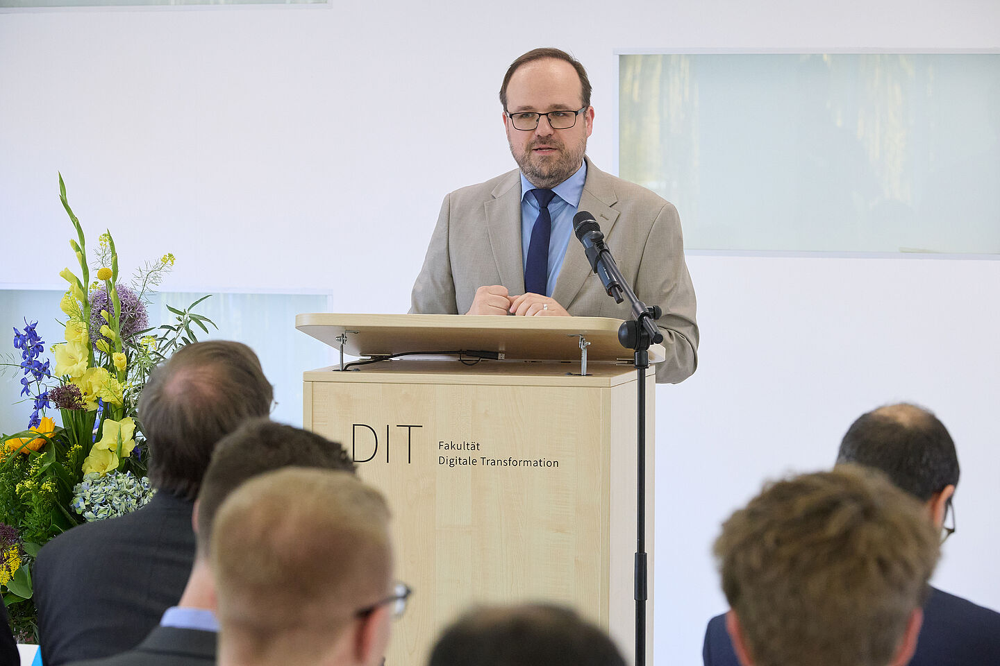 Dekan Prof. Oliver Crönertz begrüßt die Gäste