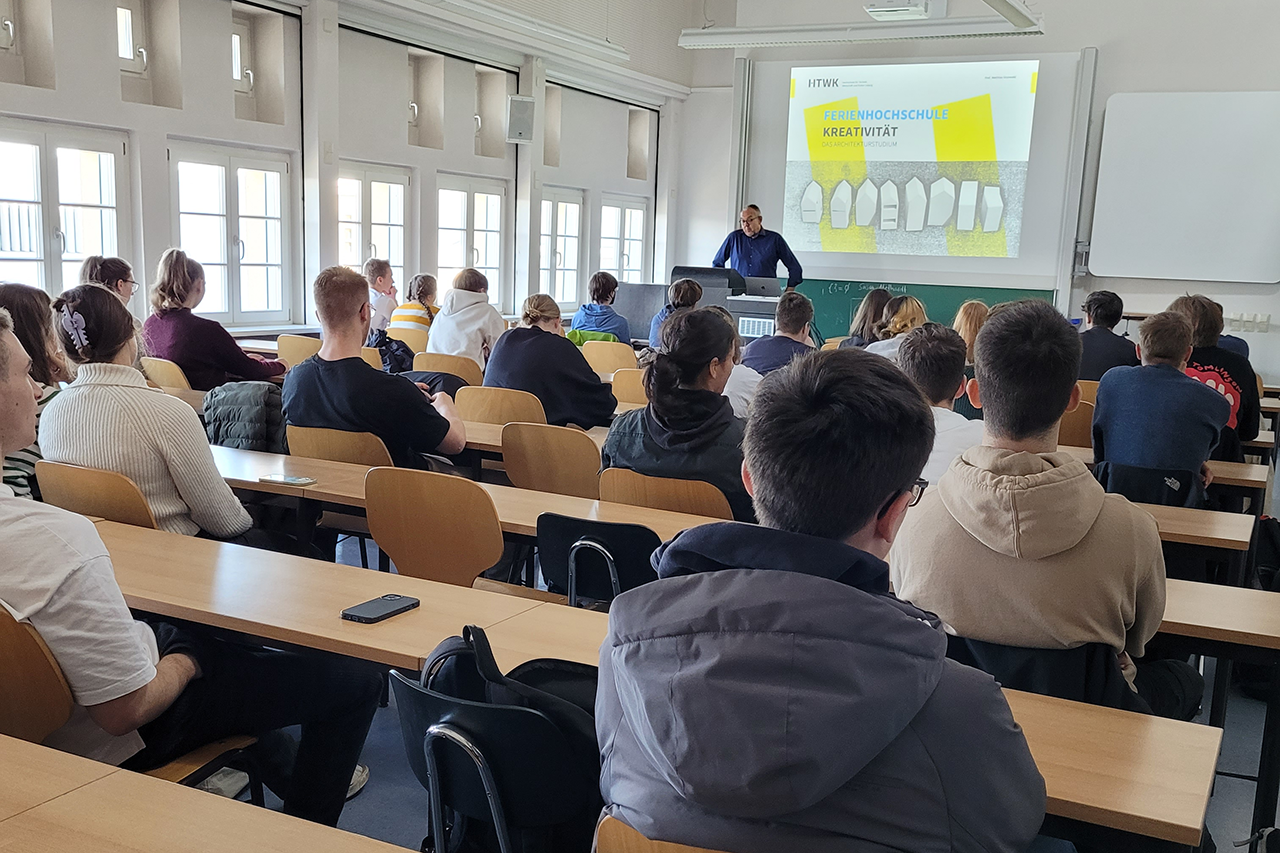 Foto in Seminarraum mit Teilnehmenden von hinten