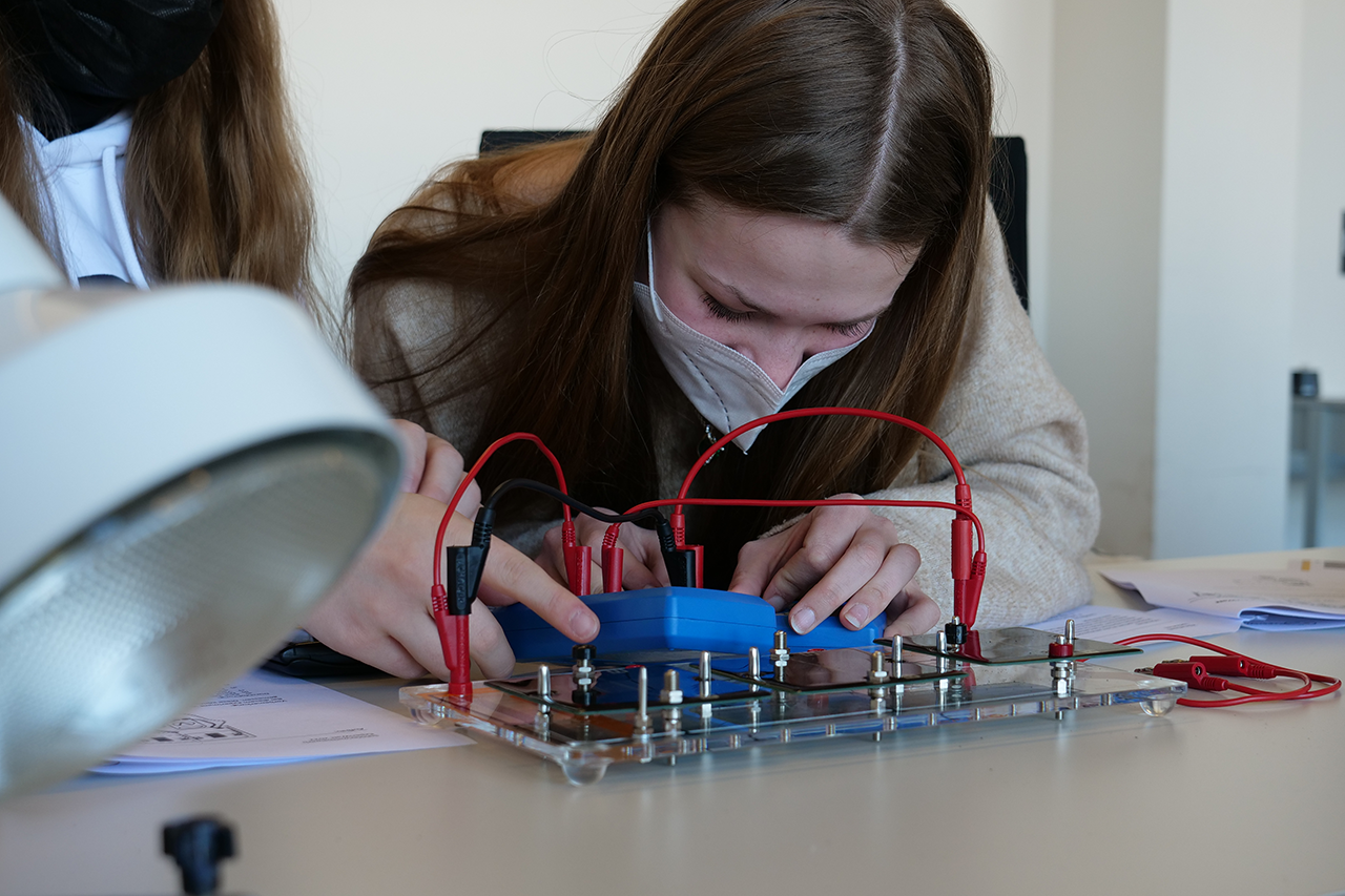 Foto von Schülerin mit Maske bei der Arbeit