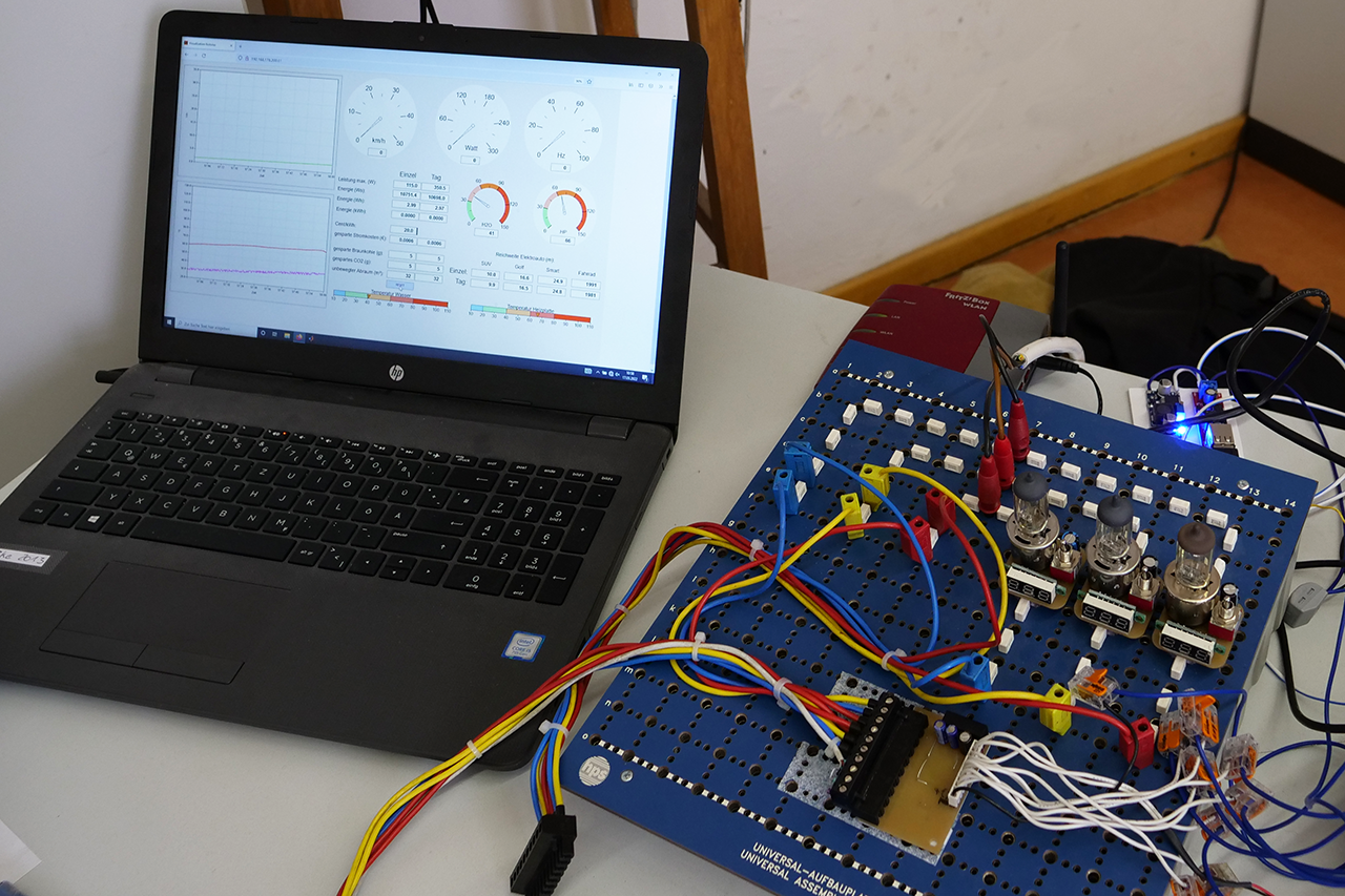 Bild von Versuchsstand mit Monitor und Steckpanel