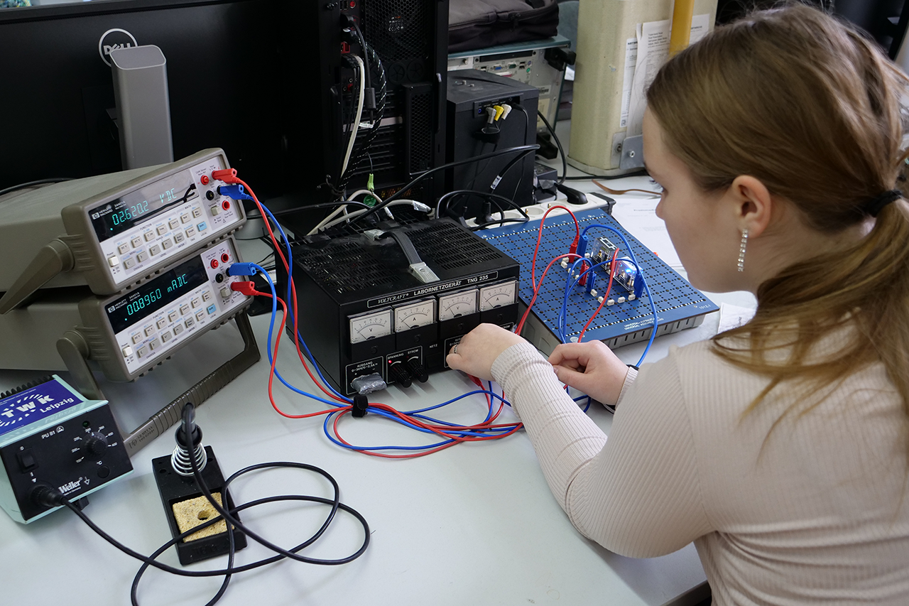 Schülerin beim Messen an Versuchsgeräten